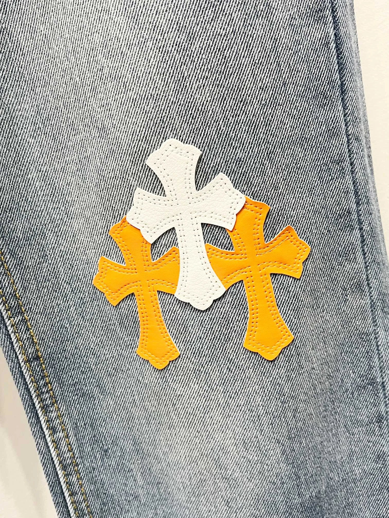 P260 Style No.: (K550) Chrome Hearts & CH city limited series Sanskrit cross patch leather jeans need to be washed and then disassembled and hand-stitched with sheepskin cross leather and then spliced ​​together to complete. The whole process is too complicated to explain. The texture can be seen in the hand, and it looks good. The styles with different washed textures are very friendly to people with thin legs and thick legs. The straight version is very flattering to the leg shape. The moderate length is timeless and can be matched easily and casually. It is the basic styling foundation for various styles and is a must-have in the wardrobe! The fabric is stiff but also makes the upper body soft without losing texture. The washing process is even more perfect. It is a must-have item for everyone! ! ! Washed wheat, hang tag, pants label, three labels are complete, the upper body effect is particularly stiff and stylish, super stylish, same style for men and women - Color: orange and orange Size: 28 30 32 34